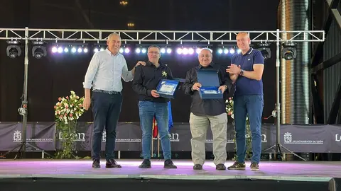 La Gala Municipal del Deporte llena el Palacio de Exposiciones con deporte, valores e integración. Más de 600 escolares y 75 equipos fueron homenajeados en una cita multitudinaria que reunió a autoridades, clubes, federaciones y familias para celebrar una temporada brillante del deporte base en León. Fotos: Ayto León