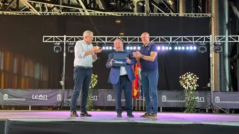 La Gala Municipal del Deporte llena el Palacio de Exposiciones con deporte, valores e integración. Más de 600 escolares y 75 equipos fueron homenajeados en una cita multitudinaria que reunió a autoridades, clubes, federaciones y familias para celebrar una temporada brillante del deporte base en León. Fotos: Ayto León