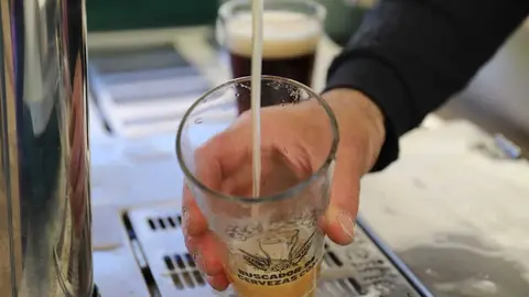 Inauguración de la II Feria de Artesanos Cerveceros de San Andrés. / ISAAC LLAMAZARES