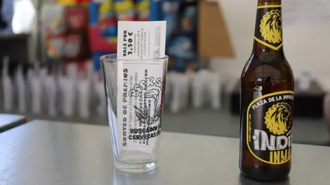 Inauguración de la II Feria de Artesanos Cerveceros de San Andrés. / ISAAC LLAMAZARES