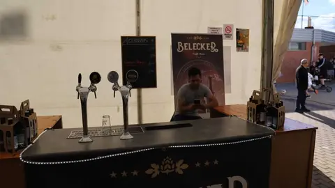 Inauguración de la II Feria de Artesanos Cerveceros de San Andrés. / ISAAC LLAMAZARES
