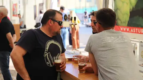 Inauguración de la II Feria de Artesanos Cerveceros de San Andrés. / ISAAC LLAMAZARES