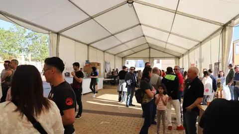 Inauguración de la II Feria de Artesanos Cerveceros de San Andrés. / ISAAC LLAMAZARES