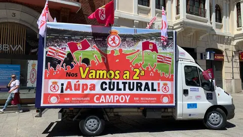 Miles de seguidores tiñen de blanco León y convierten la llegada de la Cultural al estadio en una fiesta de esperanza, pasión y compromiso con el sueño del regreso a Segunda División