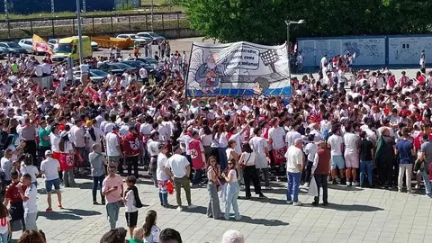 Miles de seguidores tiñen de blanco León y convierten la llegada de la Cultural al estadio en una fiesta de esperanza, pasión y compromiso con el sueño del regreso a Segunda División