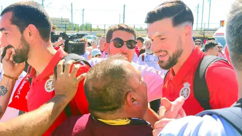 Miles de seguidores tiñen de blanco León y convierten la llegada de la Cultural al estadio en una fiesta de esperanza, pasión y compromiso con el sueño del regreso a Segunda División