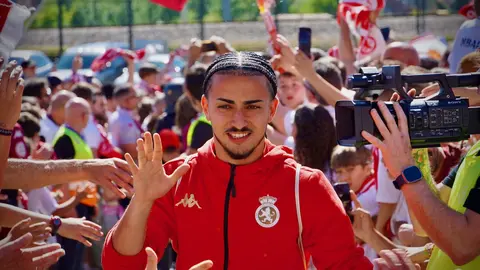 Miles de seguidores tiñen de blanco León y convierten la llegada de la Cultural al estadio en una fiesta de esperanza, pasión y compromiso con el sueño del regreso a Segunda División