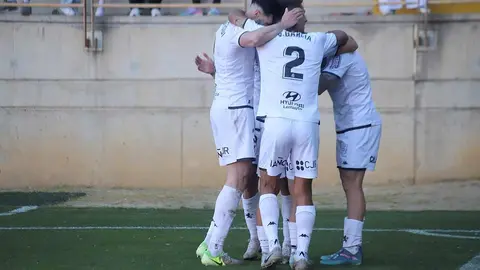 Un gol de Chacón en el primer tiempo y un empate agónico ante el FC Andorra (1-1) certifican el ascenso directo de la Cultural Leonesa a Segunda División. La ciudad de León estalla de alegría tras una primera parte de tensión, lucha y gloria. Fotos: Isaac Llamazares
