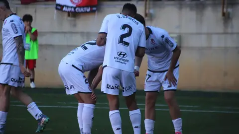 Un gol de Chacón en el primer tiempo y un empate agónico ante el FC Andorra (1-1) certifican el ascenso directo de la Cultural Leonesa a Segunda División. La ciudad de León estalla de alegría tras una primera parte de tensión, lucha y gloria. Fotos: Isaac Llamazares