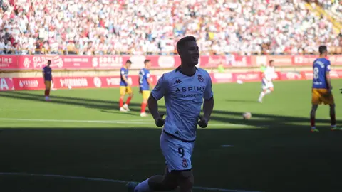 Un gol de Chacón en el primer tiempo y un empate agónico ante el FC Andorra (1-1) certifican el ascenso directo de la Cultural Leonesa a Segunda División. La ciudad de León estalla de alegría tras una primera parte de tensión, lucha y gloria. Fotos: Isaac Llamazares
