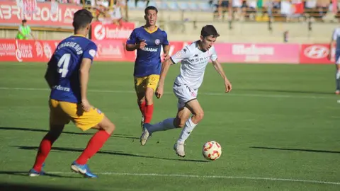Un gol de Chacón en el primer tiempo y un empate agónico ante el FC Andorra (1-1) certifican el ascenso directo de la Cultural Leonesa a Segunda División. La ciudad de León estalla de alegría tras una primera parte de tensión, lucha y gloria. Fotos: Isaac Llamazares