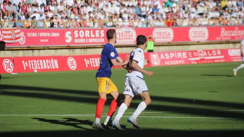 Un gol de Chacón en el primer tiempo y un empate agónico ante el FC Andorra (1-1) certifican el ascenso directo de la Cultural Leonesa a Segunda División. La ciudad de León estalla de alegría tras una primera parte de tensión, lucha y gloria. Fotos: Isaac Llamazares