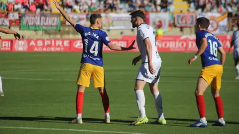 Un gol de Chacón en el primer tiempo y un empate agónico ante el FC Andorra (1-1) certifican el ascenso directo de la Cultural Leonesa a Segunda División. La ciudad de León estalla de alegría tras una primera parte de tensión, lucha y gloria. Fotos: Isaac Llamazares