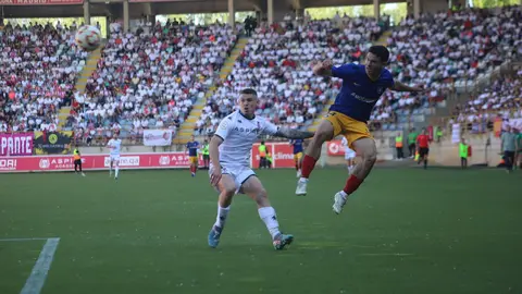 Un gol de Chacón en el primer tiempo y un empate agónico ante el FC Andorra (1-1) certifican el ascenso directo de la Cultural Leonesa a Segunda División. La ciudad de León estalla de alegría tras una primera parte de tensión, lucha y gloria. Fotos: Isaac Llamazares