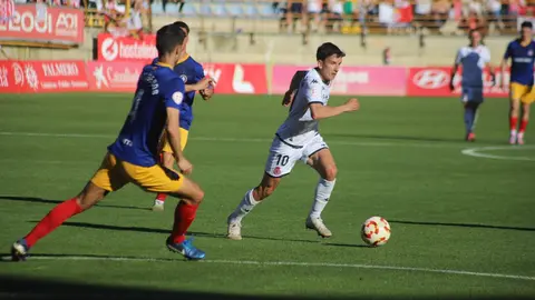 Un gol de Chacón en el primer tiempo y un empate agónico ante el FC Andorra (1-1) certifican el ascenso directo de la Cultural Leonesa a Segunda División. La ciudad de León estalla de alegría tras una primera parte de tensión, lucha y gloria. Fotos: Isaac Llamazares