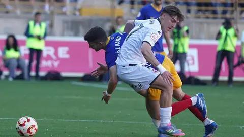 Un gol de Chacón en el primer tiempo y un empate agónico ante el FC Andorra (1-1) certifican el ascenso directo de la Cultural Leonesa a Segunda División. La ciudad de León estalla de alegría tras una primera parte de tensión, lucha y gloria. Fotos: Isaac Llamazares