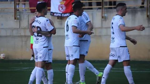 Un gol de Chacón en el primer tiempo y un empate agónico ante el FC Andorra (1-1) certifican el ascenso directo de la Cultural Leonesa a Segunda División. La ciudad de León estalla de alegría tras una primera parte de tensión, lucha y gloria. Fotos: Isaac Llamazares