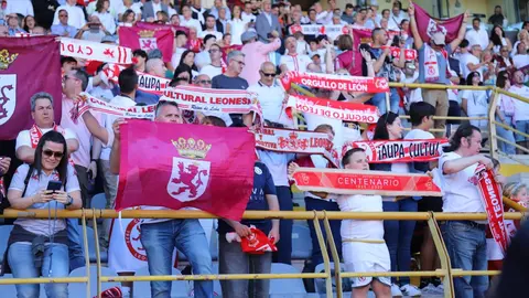 El Reino de León vibró con un ambiente inolvidable en una jornada de sufrimiento y gloria. El empate ante el Andorra (1-1) fue suficiente para devolver al equipo a la categoría de plata del fútbol español. La ciudad celebra por todo lo alto. Fotos: Isaac Llamazares