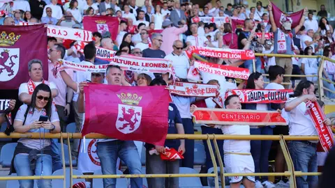 El Reino de León vibró con un ambiente inolvidable en una jornada de sufrimiento y gloria. El empate ante el Andorra (1-1) fue suficiente para devolver al equipo a la categoría de plata del fútbol español. La ciudad celebra por todo lo alto. Fotos: Isaac Llamazares
