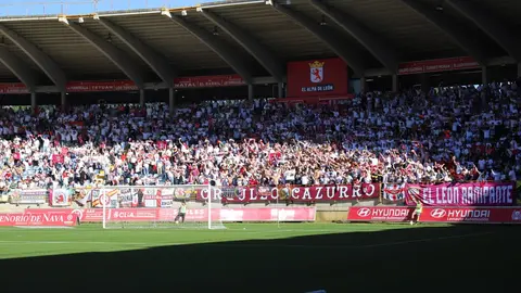 El Reino de León vibró con un ambiente inolvidable en una jornada de sufrimiento y gloria. El empate ante el Andorra (1-1) fue suficiente para devolver al equipo a la categoría de plata del fútbol español. La ciudad celebra por todo lo alto. Fotos: Isaac Llamazares