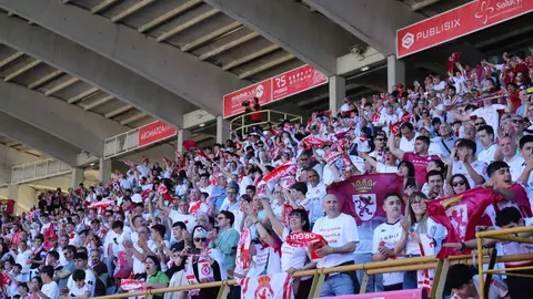 El Reino de León vibró con un ambiente inolvidable en una jornada de sufrimiento y gloria. El empate ante el Andorra (1-1) fue suficiente para devolver al equipo a la categoría de plata del fútbol español. La ciudad celebra por todo lo alto. Fotos: Isaac Llamazares
