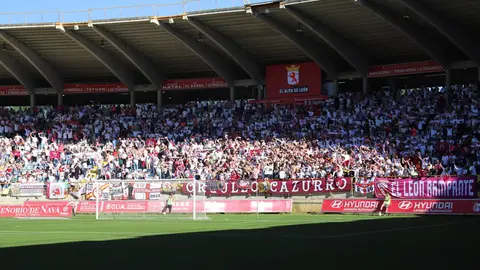 El Reino de León vibró con un ambiente inolvidable en una jornada de sufrimiento y gloria. El empate ante el Andorra (1-1) fue suficiente para devolver al equipo a la categoría de plata del fútbol español. La ciudad celebra por todo lo alto. Fotos: Isaac Llamazares