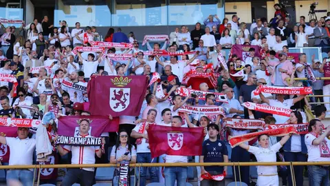 El Reino de León vibró con un ambiente inolvidable en una jornada de sufrimiento y gloria. El empate ante el Andorra (1-1) fue suficiente para devolver al equipo a la categoría de plata del fútbol español. La ciudad celebra por todo lo alto. Fotos: Isaac Llamazares
