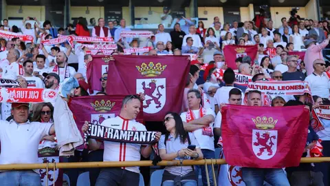 El Reino de León vibró con un ambiente inolvidable en una jornada de sufrimiento y gloria. El empate ante el Andorra (1-1) fue suficiente para devolver al equipo a la categoría de plata del fútbol español. La ciudad celebra por todo lo alto. Fotos: Isaac Llamazares