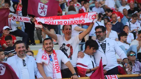 El Reino de León vibró con un ambiente inolvidable en una jornada de sufrimiento y gloria. El empate ante el Andorra (1-1) fue suficiente para devolver al equipo a la categoría de plata del fútbol español. La ciudad celebra por todo lo alto. Fotos: Isaac Llamazares