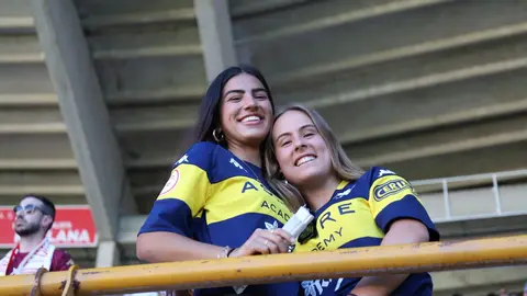El Reino de León vibró con un ambiente inolvidable en una jornada de sufrimiento y gloria. El empate ante el Andorra (1-1) fue suficiente para devolver al equipo a la categoría de plata del fútbol español. La ciudad celebra por todo lo alto. Fotos: Isaac Llamazares