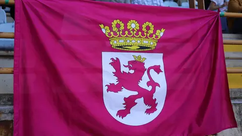 El Reino de León vibró con un ambiente inolvidable en una jornada de sufrimiento y gloria. El empate ante el Andorra (1-1) fue suficiente para devolver al equipo a la categoría de plata del fútbol español. La ciudad celebra por todo lo alto. Fotos: Isaac Llamazares