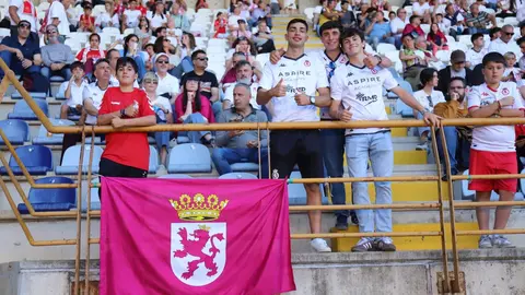 El Reino de León vibró con un ambiente inolvidable en una jornada de sufrimiento y gloria. El empate ante el Andorra (1-1) fue suficiente para devolver al equipo a la categoría de plata del fútbol español. La ciudad celebra por todo lo alto. Fotos: Isaac Llamazares