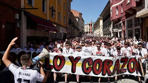 Miles de aficionados llenan la plaza de toros para seguir un partido histórico. Tras una jornada de nervios, tensión y esperanza, León celebra con fervor el regreso de su equipo a Segunda División. Foto: Campillo