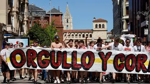 Miles de aficionados llenan la plaza de toros para seguir un partido histórico. Tras una jornada de nervios, tensión y esperanza, León celebra con fervor el regreso de su equipo a Segunda División. Foto: Campillo