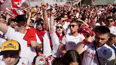 Miles de aficionados llenan la plaza de toros para seguir un partido histórico. Tras una jornada de nervios, tensión y esperanza, León celebra con fervor el regreso de su equipo a Segunda División. Foto: Campillo