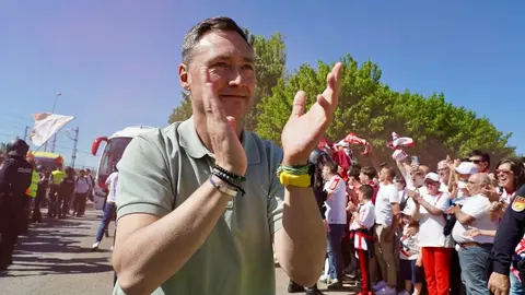 Miles de aficionados llenan la plaza de toros para seguir un partido histórico. Tras una jornada de nervios, tensión y esperanza, León celebra con fervor el regreso de su equipo a Segunda División. Foto: Campillo
