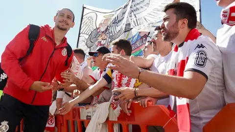 Miles de aficionados llenan la plaza de toros para seguir un partido histórico. Tras una jornada de nervios, tensión y esperanza, León celebra con fervor el regreso de su equipo a Segunda División. Foto: Campillo