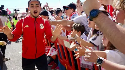 Miles de aficionados llenan la plaza de toros para seguir un partido histórico. Tras una jornada de nervios, tensión y esperanza, León celebra con fervor el regreso de su equipo a Segunda División. Foto: Campillo