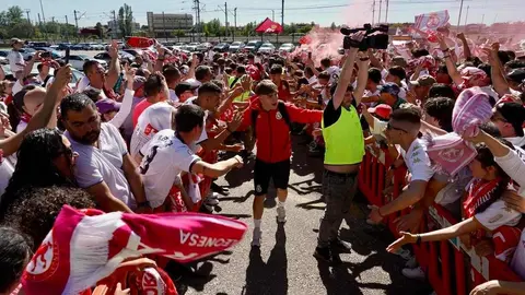 Miles de aficionados llenan la plaza de toros para seguir un partido histórico. Tras una jornada de nervios, tensión y esperanza, León celebra con fervor el regreso de su equipo a Segunda División. Foto: Campillo
