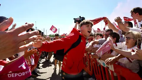 Miles de aficionados llenan la plaza de toros para seguir un partido histórico. Tras una jornada de nervios, tensión y esperanza, León celebra con fervor el regreso de su equipo a Segunda División. Foto: Campillo