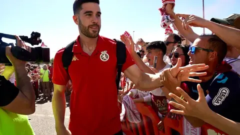 Miles de aficionados llenan la plaza de toros para seguir un partido histórico. Tras una jornada de nervios, tensión y esperanza, León celebra con fervor el regreso de su equipo a Segunda División. Foto: Campillo