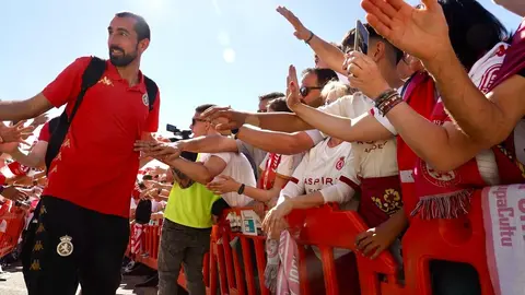 Miles de aficionados llenan la plaza de toros para seguir un partido histórico. Tras una jornada de nervios, tensión y esperanza, León celebra con fervor el regreso de su equipo a Segunda División. Foto: Campillo