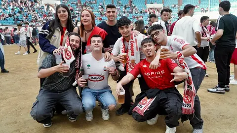 Miles de aficionados llenan la plaza de toros para seguir un partido histórico. Tras una jornada de nervios, tensión y esperanza, León celebra con fervor el regreso de su equipo a Segunda División. Foto: Campillo