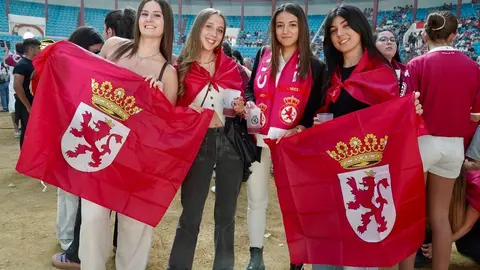 Miles de aficionados llenan la plaza de toros para seguir un partido histórico. Tras una jornada de nervios, tensión y esperanza, León celebra con fervor el regreso de su equipo a Segunda División. Foto: Campillo