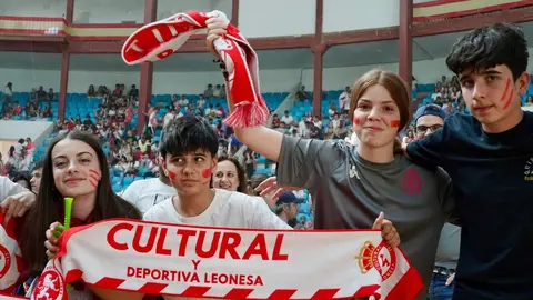 Miles de aficionados llenan la plaza de toros para seguir un partido histórico. Tras una jornada de nervios, tensión y esperanza, León celebra con fervor el regreso de su equipo a Segunda División. Foto: Campillo