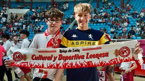 Miles de aficionados llenan la plaza de toros para seguir un partido histórico. Tras una jornada de nervios, tensión y esperanza, León celebra con fervor el regreso de su equipo a Segunda División. Foto: Campillo