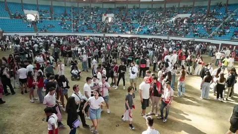Miles de aficionados llenan la plaza de toros para seguir un partido histórico. Tras una jornada de nervios, tensión y esperanza, León celebra con fervor el regreso de su equipo a Segunda División. Foto: Campillo