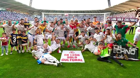 El empate ante el Andorra (1-1) devuelve a la Cultural Leonesa al fútbol profesional en una jornada inolvidable para la ciudad y su afición, que celebra el regreso a Segunda División tras años de lucha. Fotos: Campillo