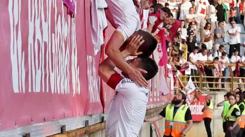 El empate ante el Andorra (1-1) devuelve a la Cultural Leonesa al fútbol profesional en una jornada inolvidable para la ciudad y su afición, que celebra el regreso a Segunda División tras años de lucha. Fotos: Campillo