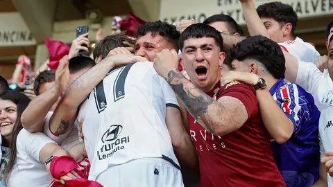El empate ante el Andorra (1-1) devuelve a la Cultural Leonesa al fútbol profesional en una jornada inolvidable para la ciudad y su afición, que celebra el regreso a Segunda División tras años de lucha. Fotos: Campillo